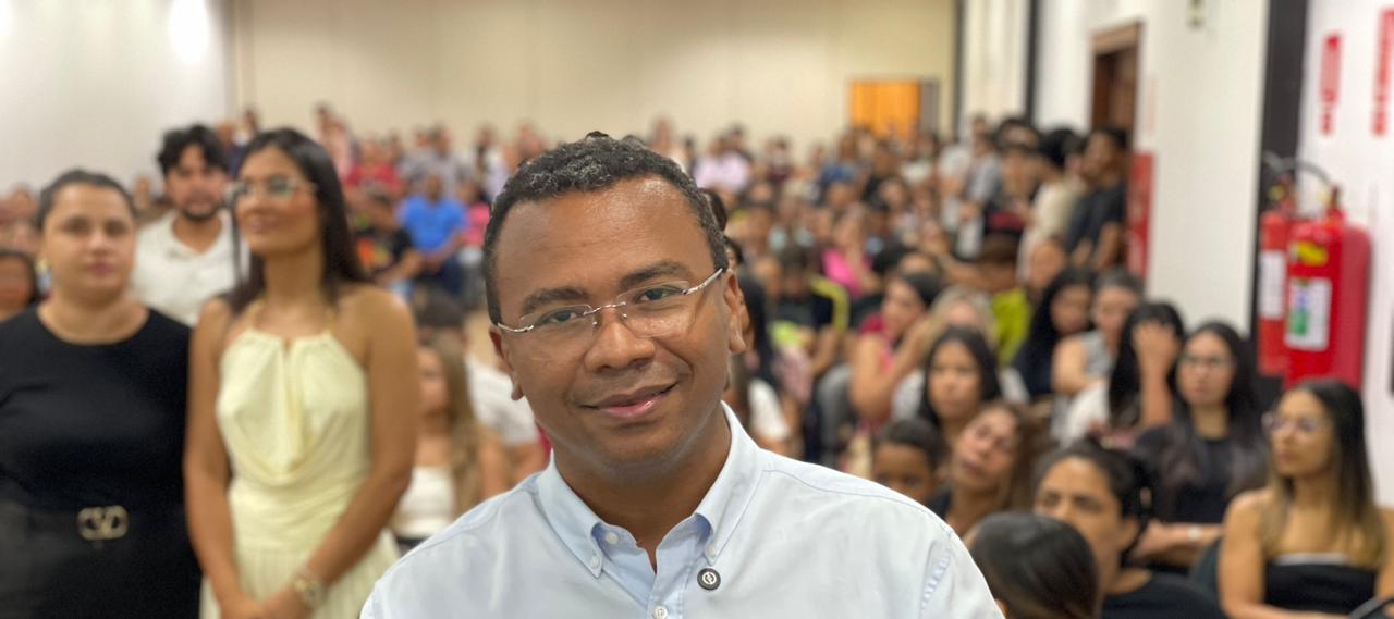 Geraldin re�ne centenas de lideran�as e destaca juventude e trajet�ria social em encontro pol�tico